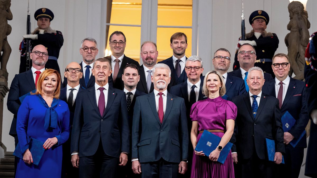 Sto dní vlády: Za sebou má vyhazovy, před sebou zkoušky odolnosti